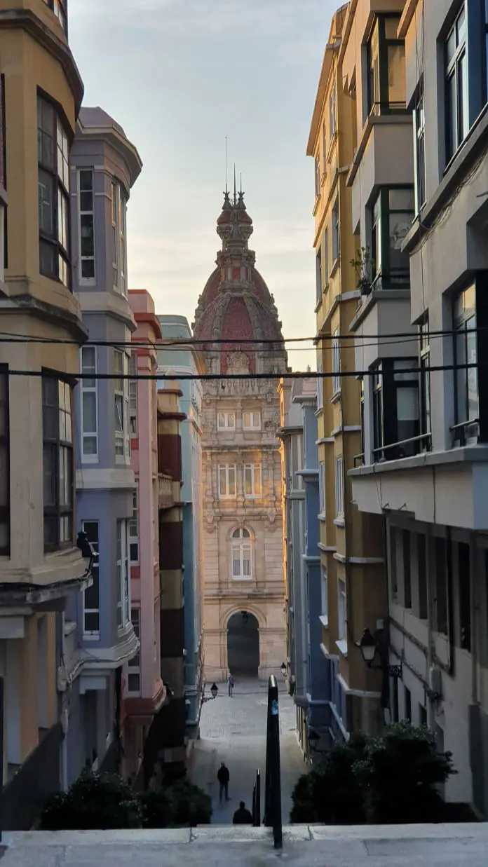 Rathaus aus einer Seitengasse