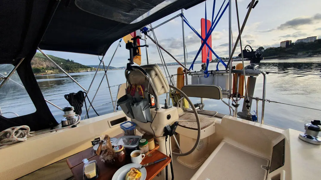 Frühstück in der Ankerbucht vor Ferrol