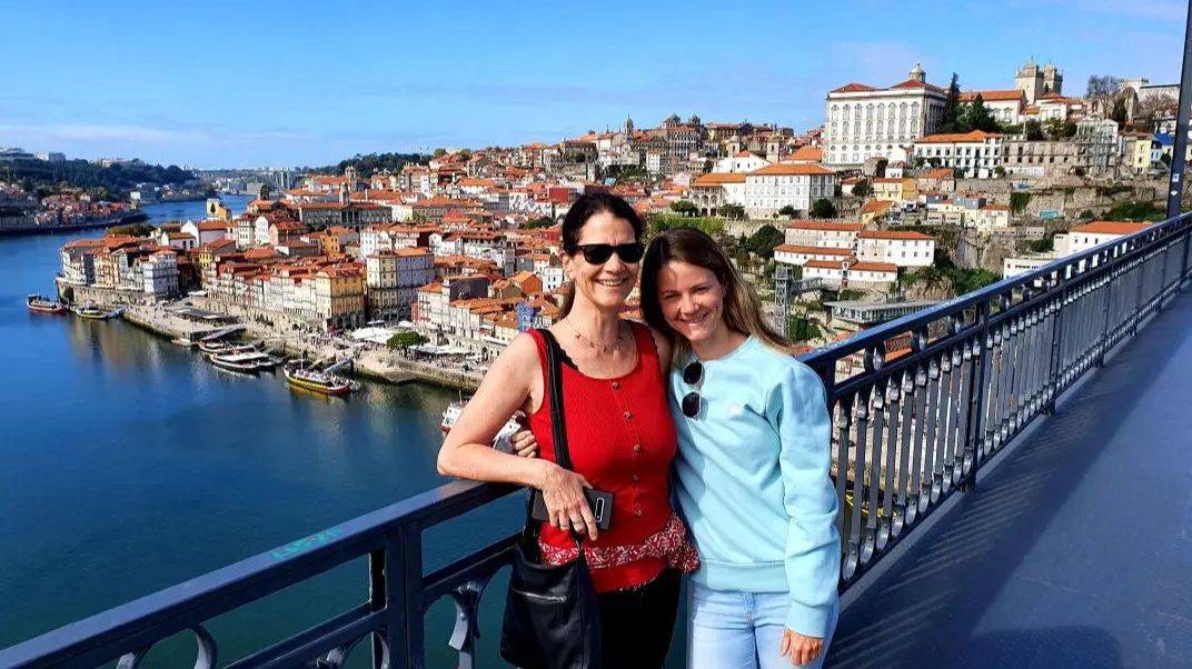 Mutter und Tochter auf der Brücke