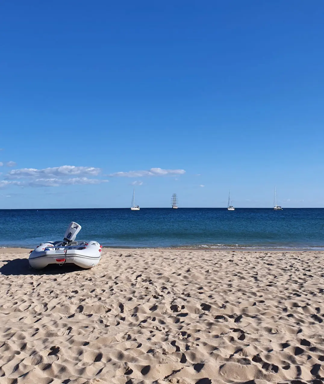 Unser Dinghi am Strand von Lagos