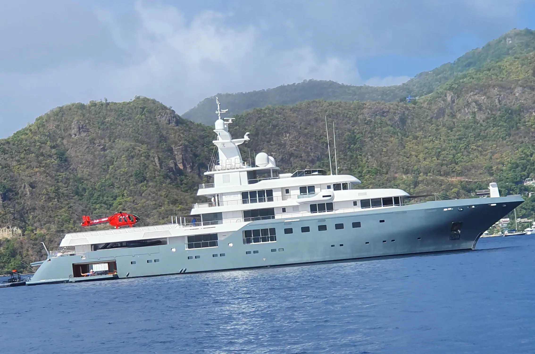 Superyacht mit Hubschrauber