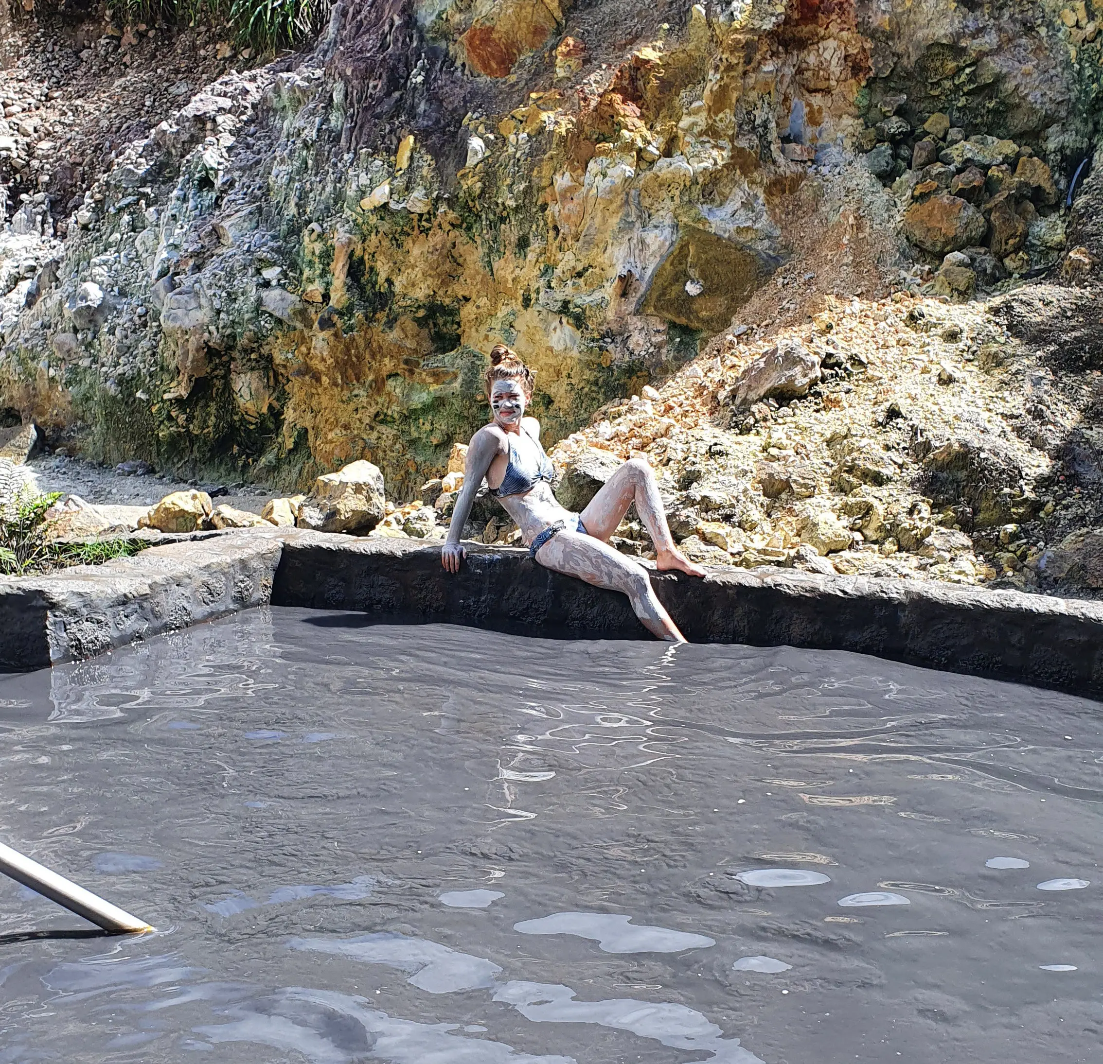 Merle mit Fuß im Wasserbad