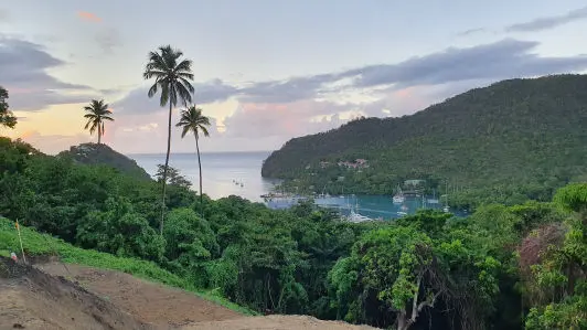 Blick über Marigot Bay vom Hang aus