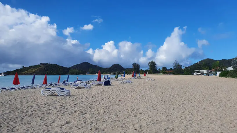 Strand in der Bucht von Jolly Harbour