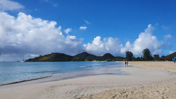 Menschenleerer Strand