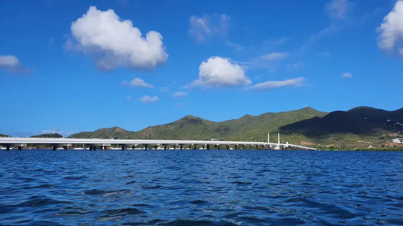 Straßenbrücke quer über die Lagune