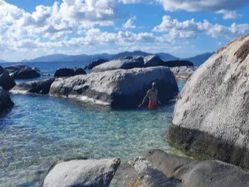 Vater im hüfttiefen Wasser