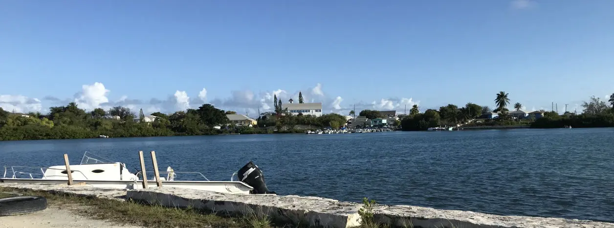 Der Binnenhafen mit dem Dinghidock gegenüber