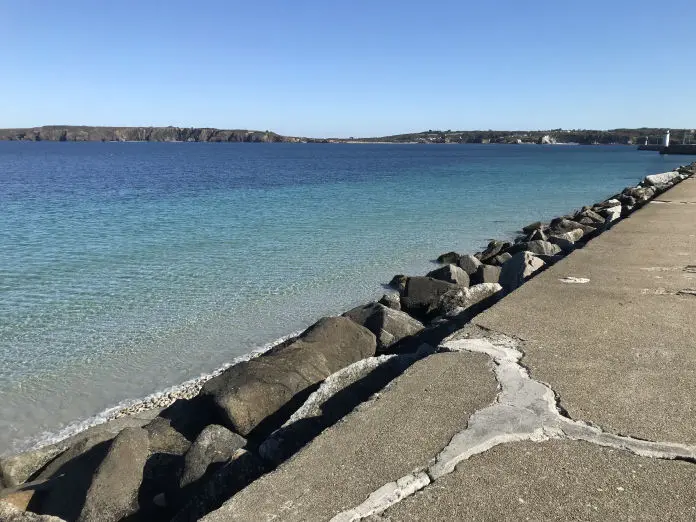 Türkises Wasser am Strand von Camaret