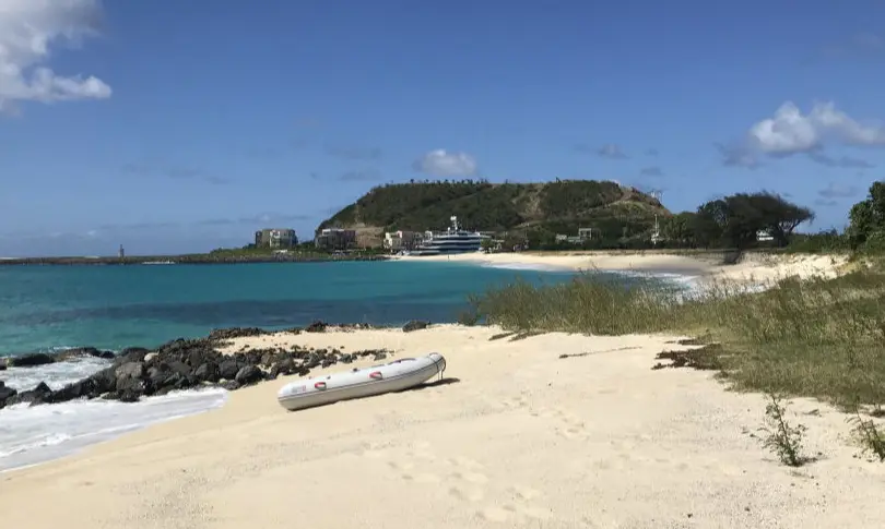 Dinghi am Strand von Canouan