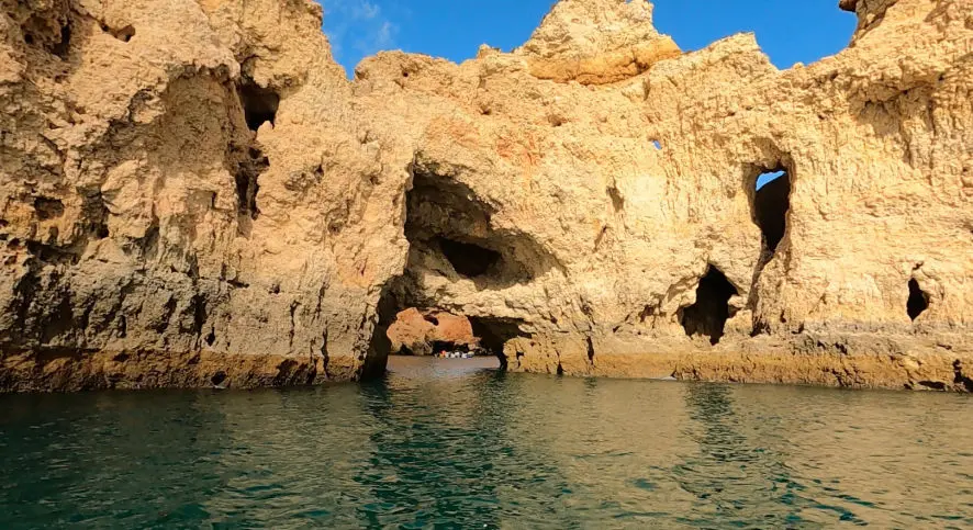 Felsen vom Schlauchboot aus