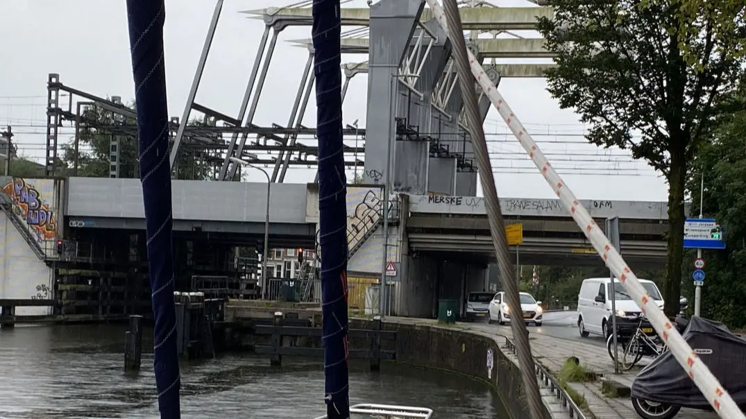 Bahnbrücke bleibt zu