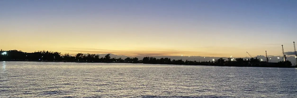 Hafenambiente nach Sonnenuntergang