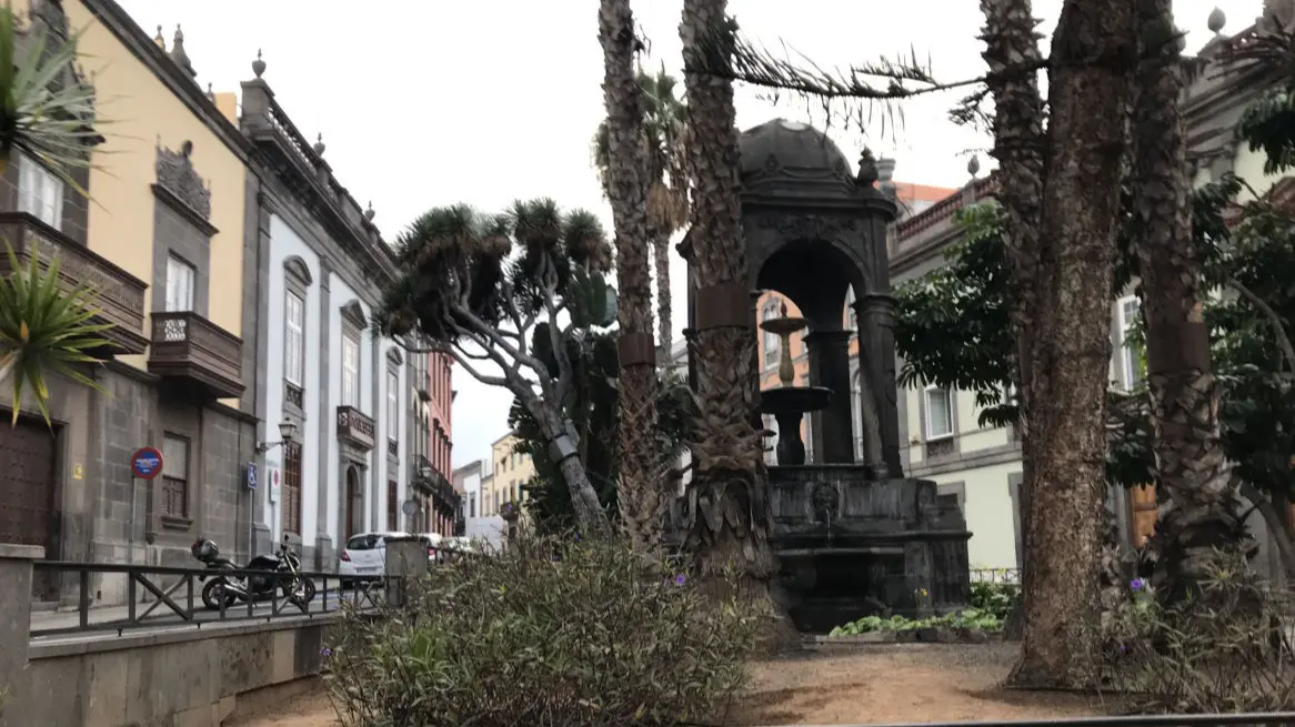 Platz mit Brunnen und schönen Altbauten