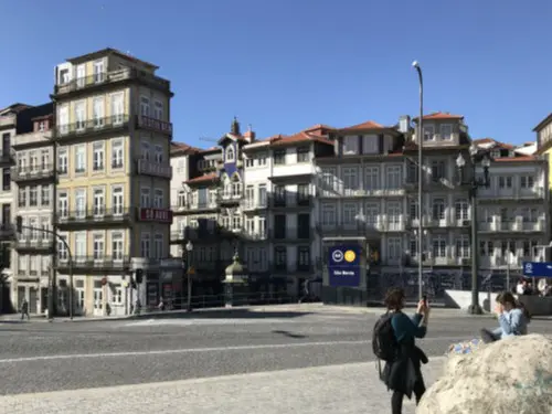 Platz vor historischem Bahnhof